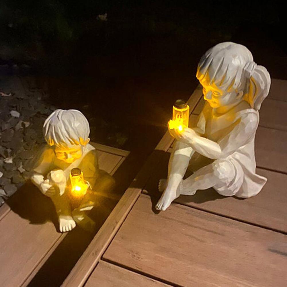 Vakker resin hagestatue med jentefigur og solcellelys som aktiverer glødende ildfluer.