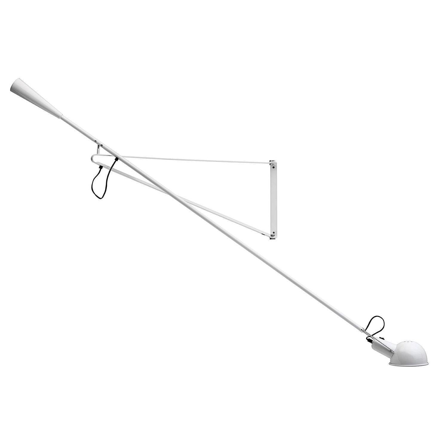 Ren hvit justerbar vegglampe Modell 265, industriell design, for moderne interiør og funksjonell belysning.