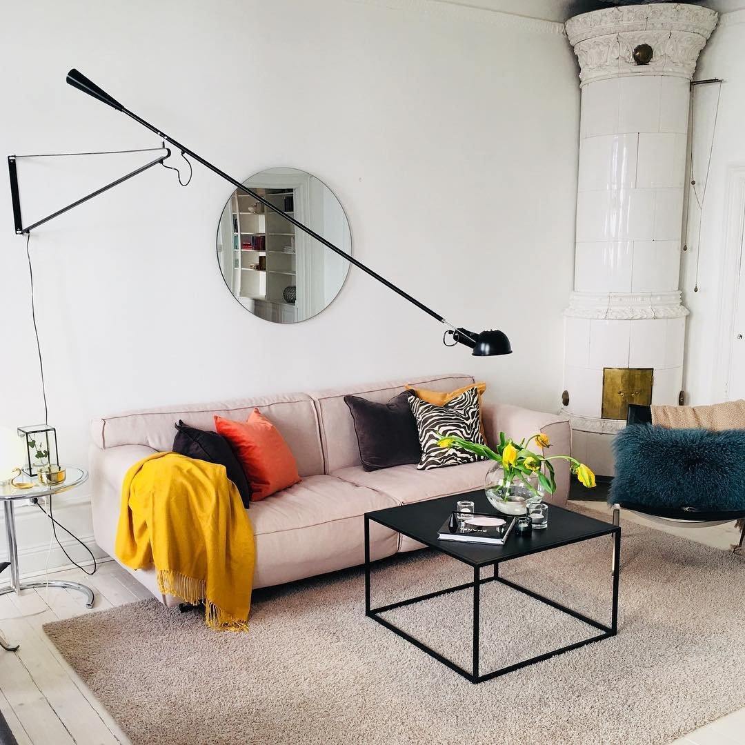 Svart justerbar designlampe, Modell 265, med industrielt preg for veggbelysning og spotfunksjon.