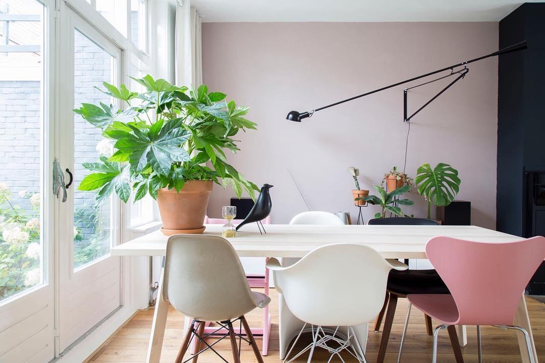 Vegglampe Modell 265, justerbar industriell stil, gir fleksibel belysning og interiørdetalj i rommet.
