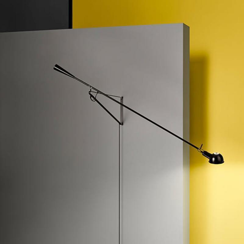 Robust justerbar vegglampe Modell 265, industrielt design, passer som leselampe eller spot. Svart.
