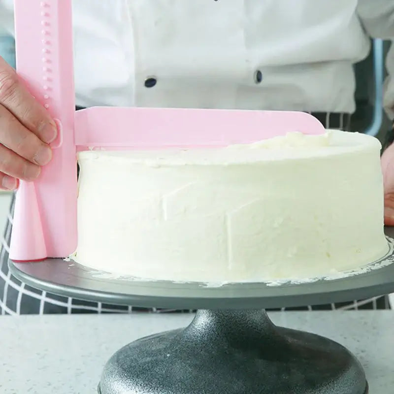 Bakeutstyr: Matgodkjent kakeskraper for enkel dekorering av kaker med frosting og smørkrem.
