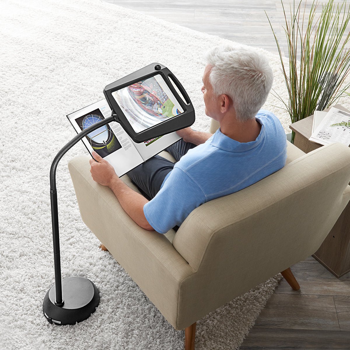 Ergonomisk gulvlampe med forstørrelse og fleksibel svanehals. Optimalt LED-lys for komfortabelt detaljarbeid.