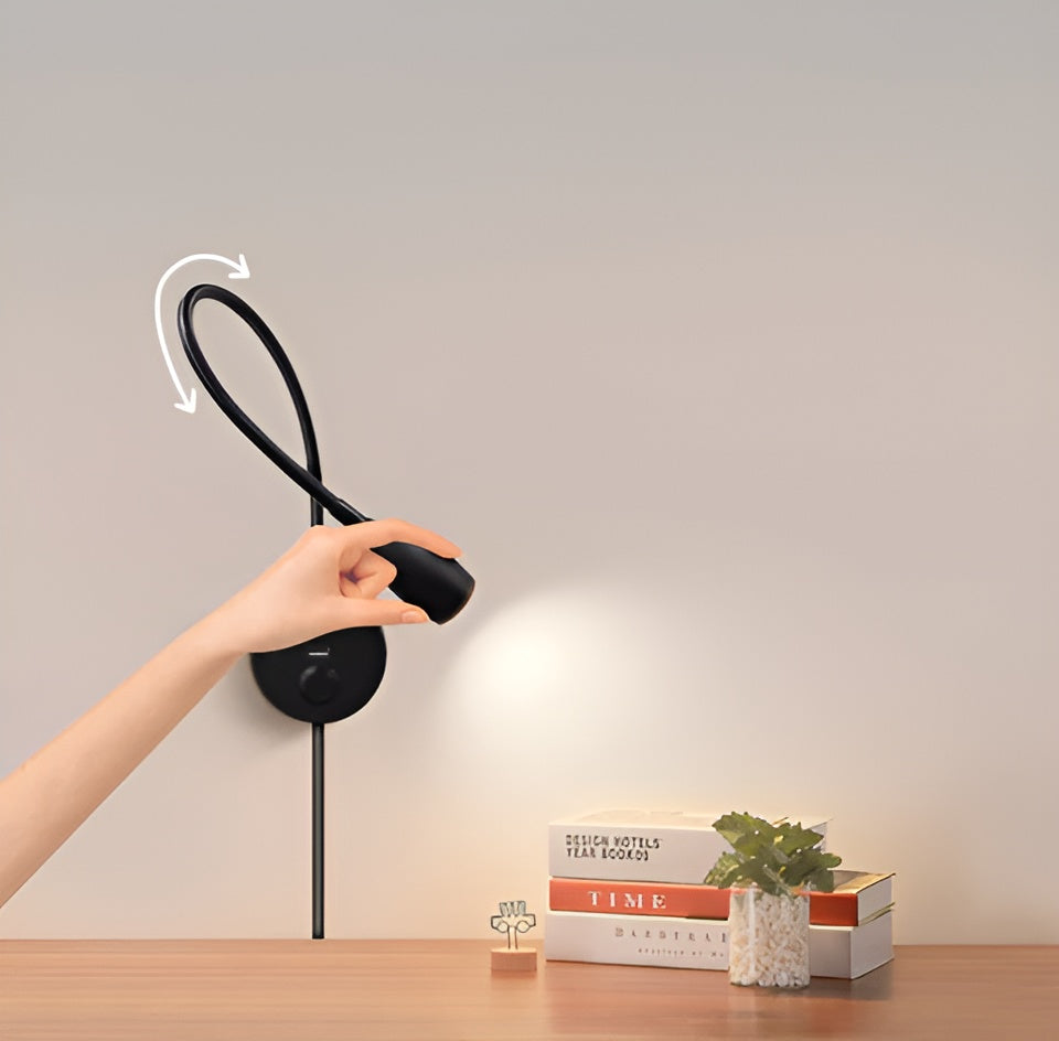 Moderne nattlampe med justerbart design og energieffektivt LED-lys. En praktisk leselampe med lading.