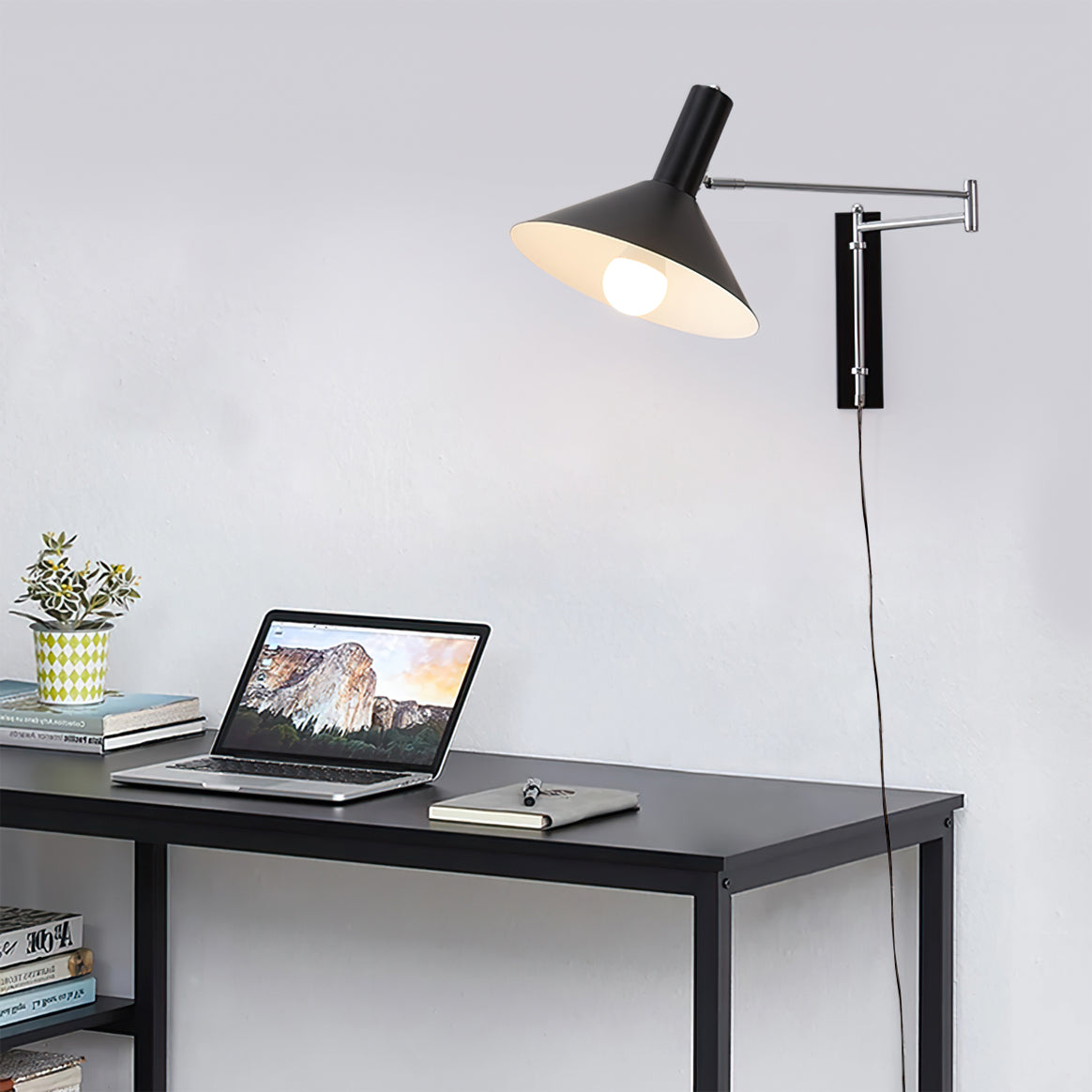 Elegant minimalistisk vegglampe i nordisk stil. Ideell stuebelysning eller soveromslys. Justerbar arm.