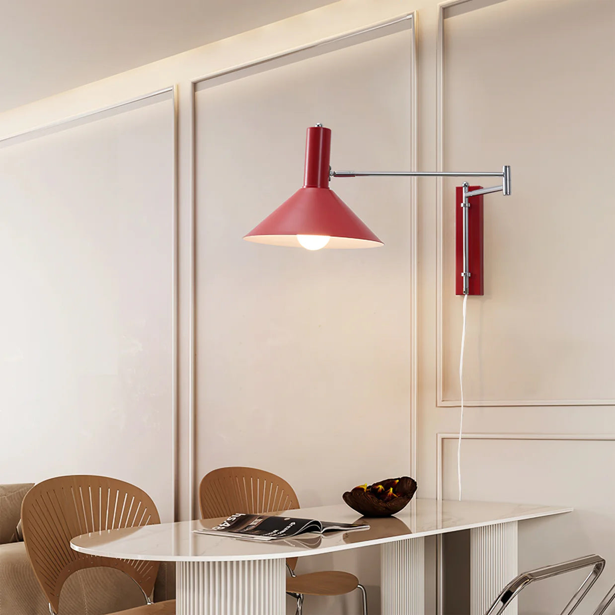 Praktisk justerbar plug-in vegglampe for enkel montering. Moderne leselampe til soverom eller stue.