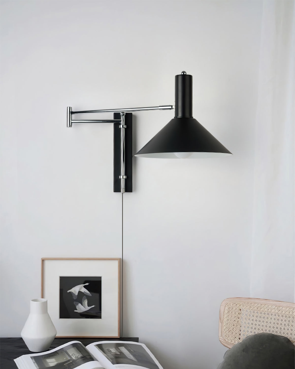 Moderne designlampe, minimalistisk veggmontert lampe. Justerbar arm for optimal lesebelysning i hjemmet.