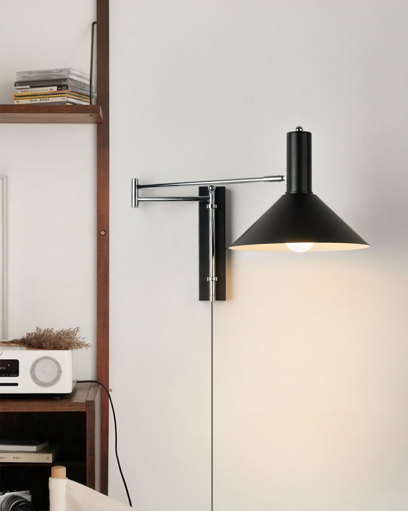 Stilren minimalistisk vegglampe i matt sort. Justerbar leselampe for moderne hjemmeinnredning i stue/soverom.