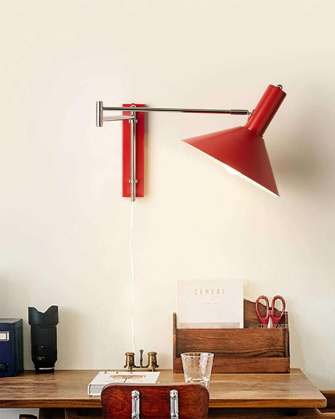 Fleksibel justerbar vegglampe som gir målrettet lys. Perfekt leselampe for soverom og stue. Minimalistisk stil.