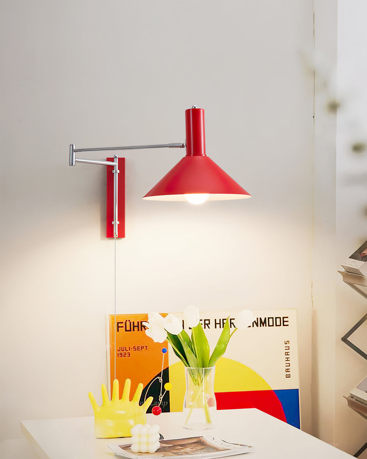Moderne minimalistisk vegglampe som forbedrer hjemmeinnredningen. Justerbar funksjon, perfekt for lesing.