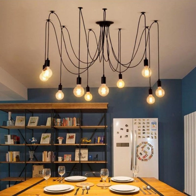 Moderne justerbar taklampe. Fleksibel pendellampe, ideell for stilren belysning i stue og spisestue.