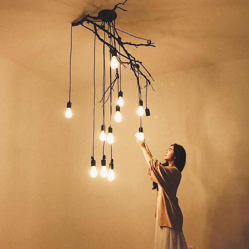 Allsidig justerbar taklampe i metall. Perfekt for belysning og dekorasjon i ethvert rom, moderne eller retro.