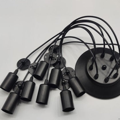 Dekorativ taklampe med justerbare armer. Gir fleksibel belysning og et moderne, stilrent uttrykk i hjemmet.
