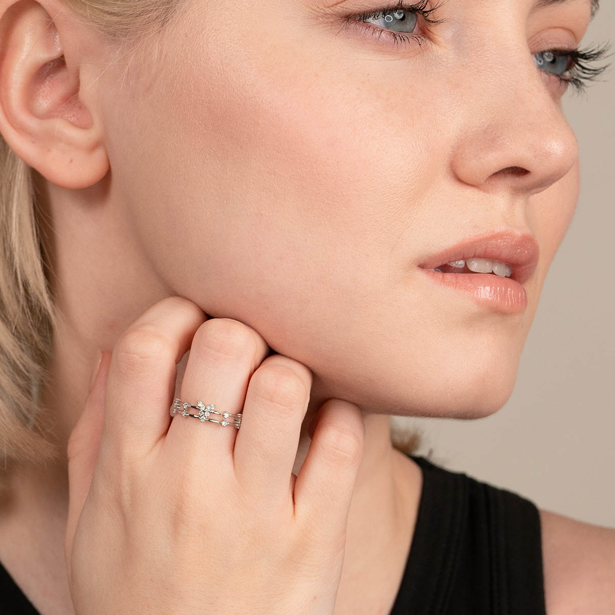 Nydelig justerbar ring med en skinnende sommerfugl. Feminint smykke for kvinner med glitrende design.