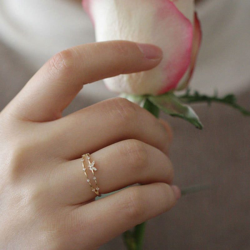 Elegant sommerfuglring for kvinner, justerbar og med glitrende detaljer. Ideelt smykke for gave.