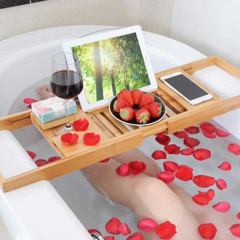 Få spa-følelse hjemme med dette justerbare badekarbrettet i bambus; praktisk og stilrent design.