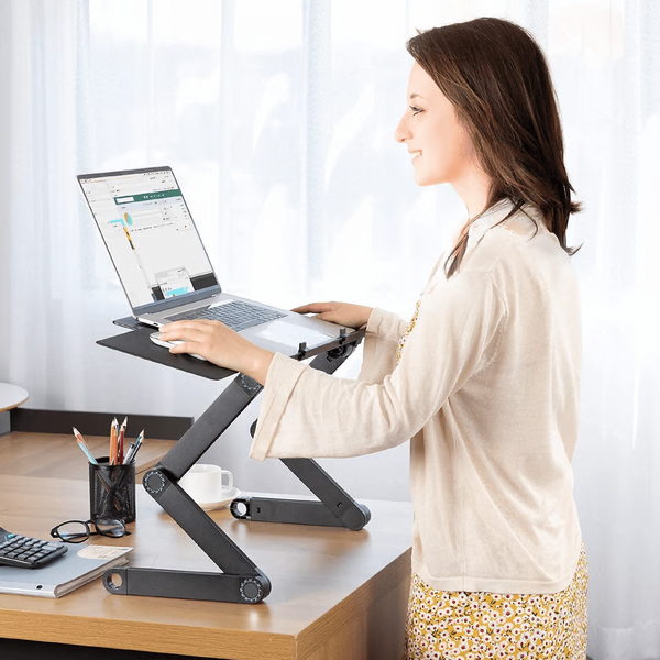 Bærbart laptopstativ med ventilert design for bedre luftstrøm og redusert overoppheting av PC.