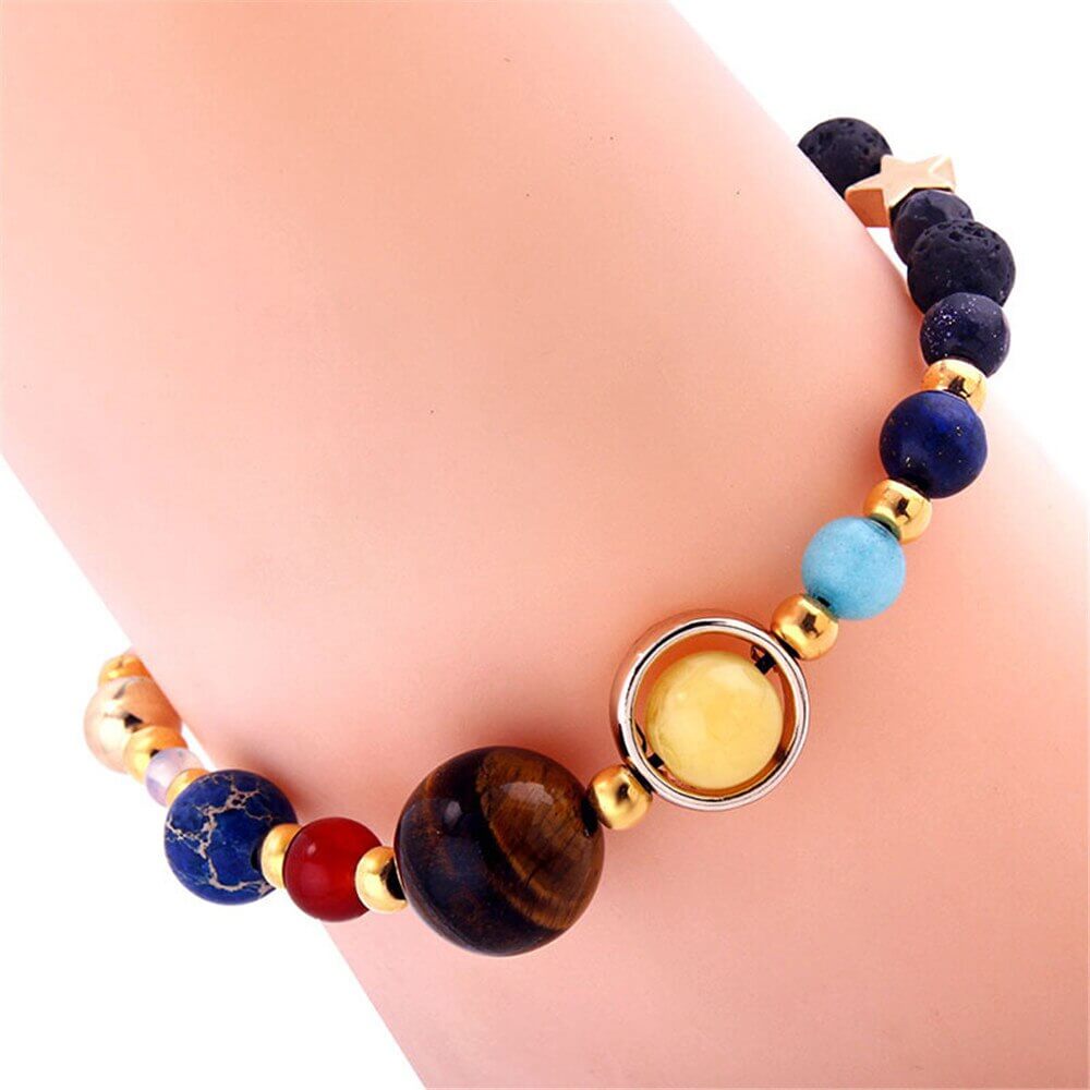 Unikt kosmisk naturstein armbånd med alle solsystemets planeter. Justerbart smykke for unisex bruk.