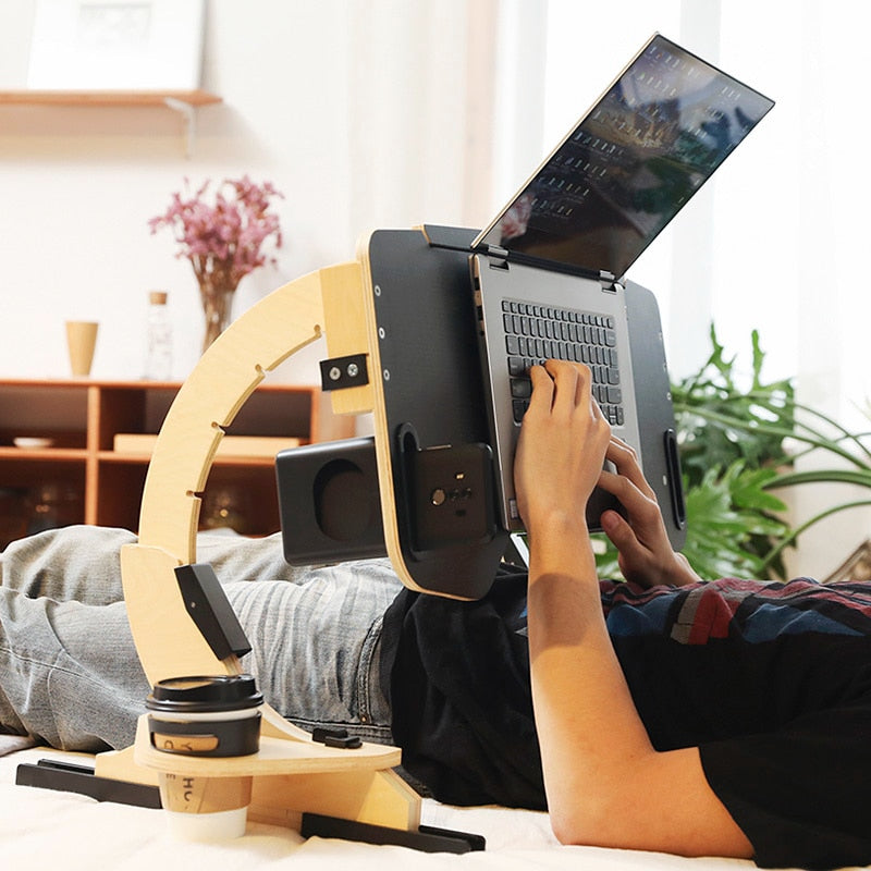 Tre laptopbord med justerbar topplate for optimal synsvinkel. Perfekt for lesing eller filmtitting i sengen.
