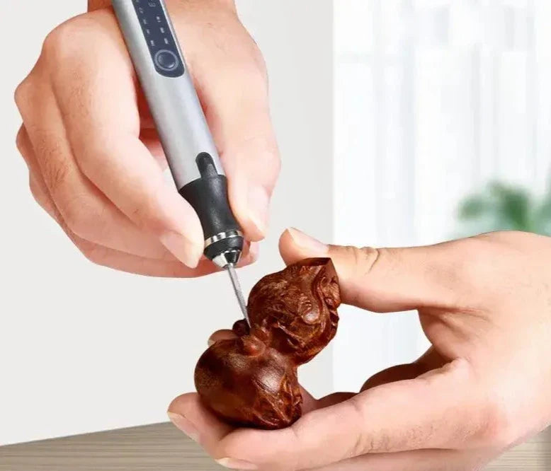 Elektrisk graveringsverktøy for DIY-entusiaster, hendig og trådløs, perfekt for kreative graveringsarbeider.