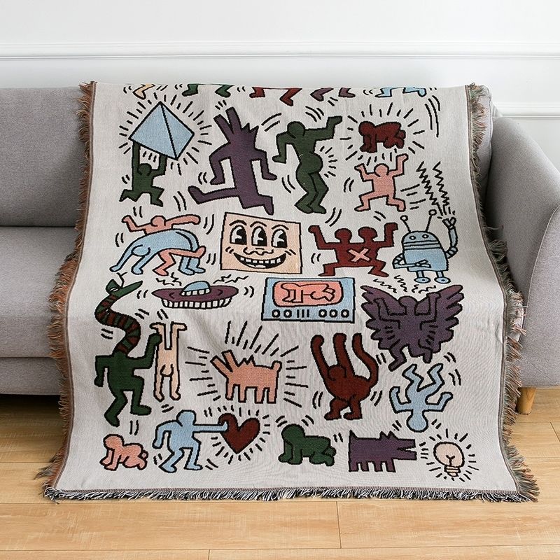 Elegant kasteteppe med puslespilldesign drapert over en sofa, gir koselig stemning i stuen.