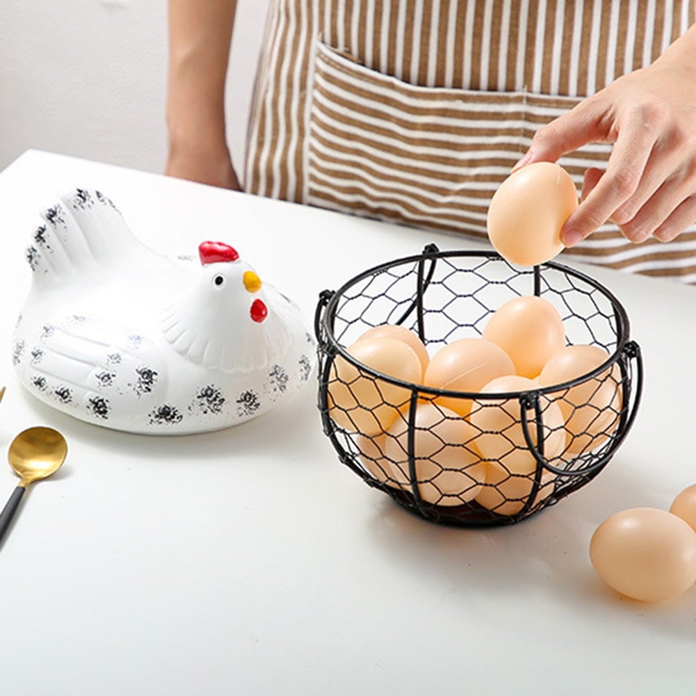 Unik keramisk eggkurv, landstil hønemotiv, en praktisk og vakker kjøkkendekor.