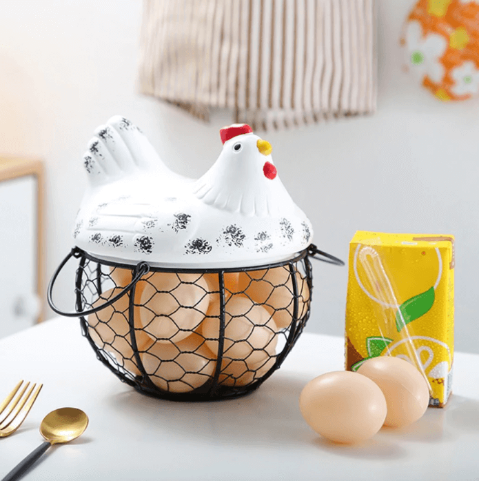 Kjøkkenutstyr: keramisk eggkurv, landstil eggoppbevaring, sjarmerende kjøkkendekor.