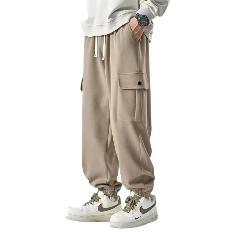 Khaki herre cargo joggebukse med elastisk midje. Komfortable fritidsklær med store lommer for sporty uformell stil.