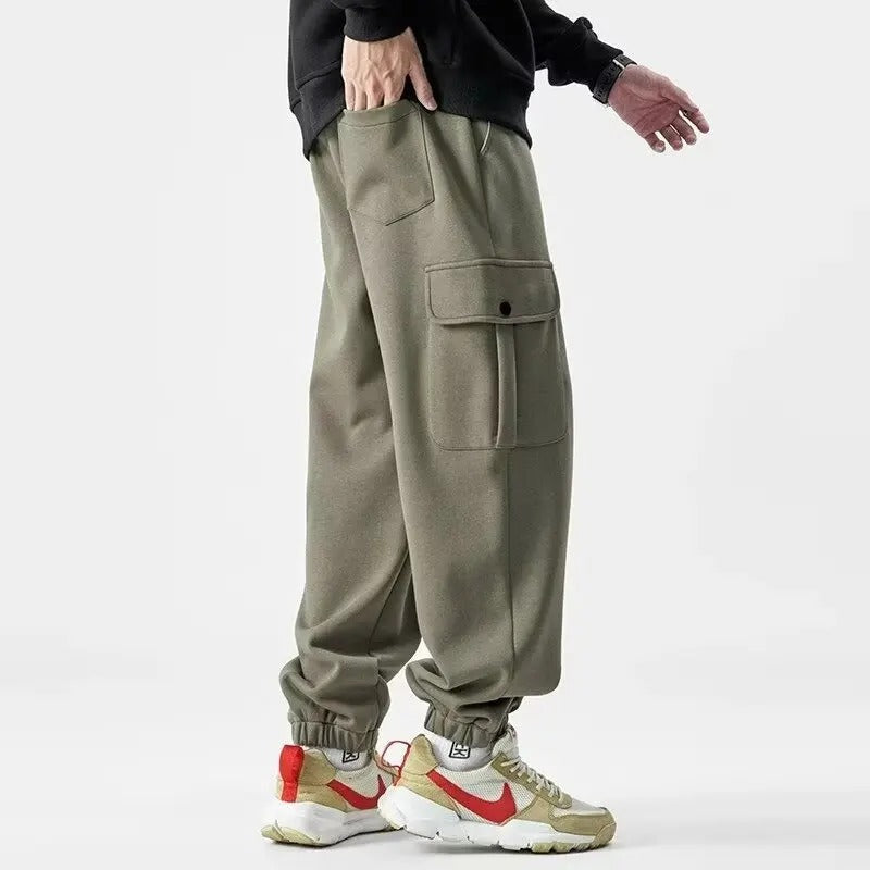 Svart herre joggebukse i cargo stil. Komfortabel fritidsklær med elastisk midje og romslige lommer, uformell passform.
