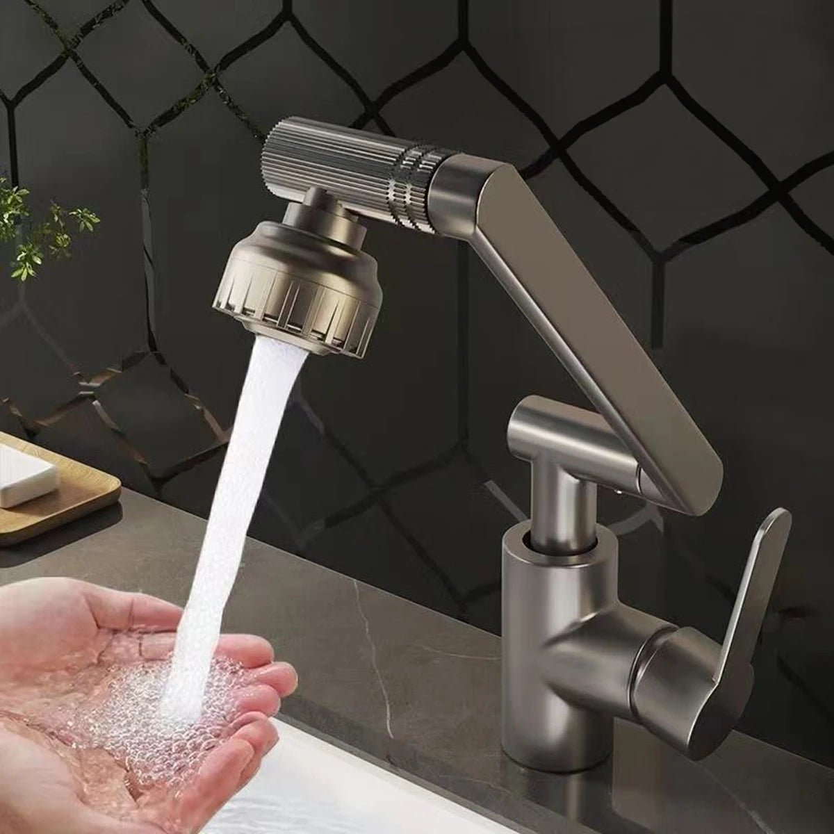 Moderne kjøkkenkran med elegant design og fleksibel robotarm, en stilfull oppgradering.