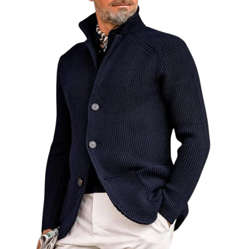 Klassisk herre cardigan i mørkeblå med knappestolpe, perfekt for fritidsklær og vintermote.