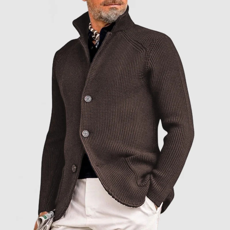 Moderne herre cardigan, oliven grønn, mykt strikk, som et koselig ytterplagg for menn.
