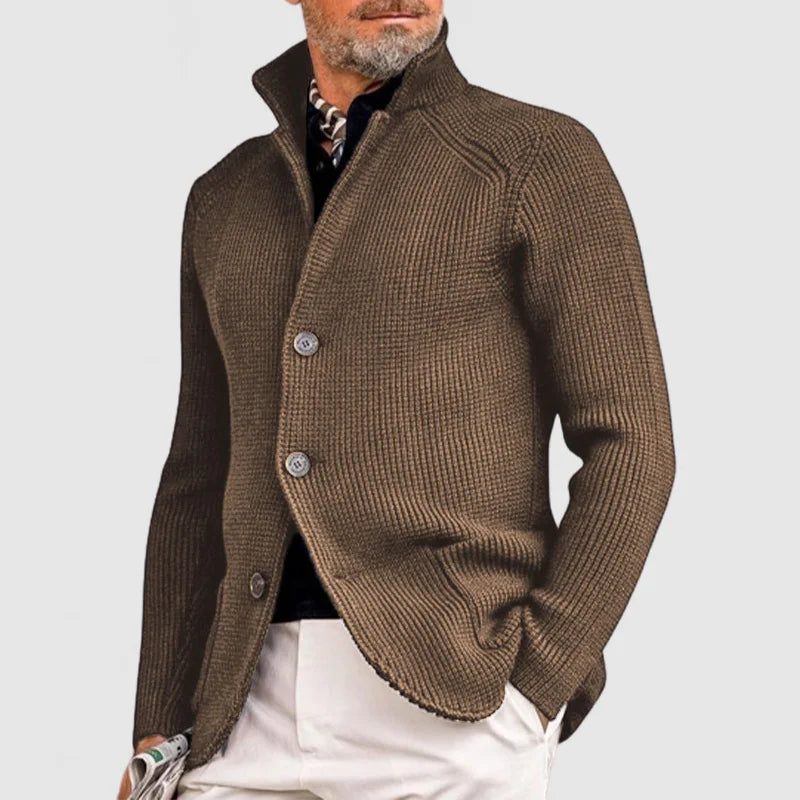 Komfortabel grå herre cardigan med knapper, tidløst design, som varm strikk for hverdagsbruk.