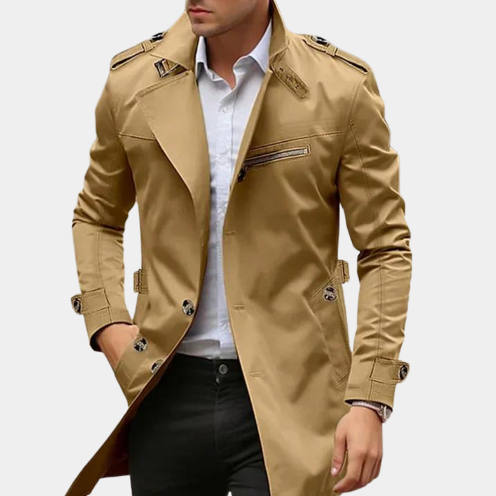Nærbilde av klassisk herre trenchcoat i slitesterkt bomullstwill. Viser elegant tekstur, detaljer og sømmer.