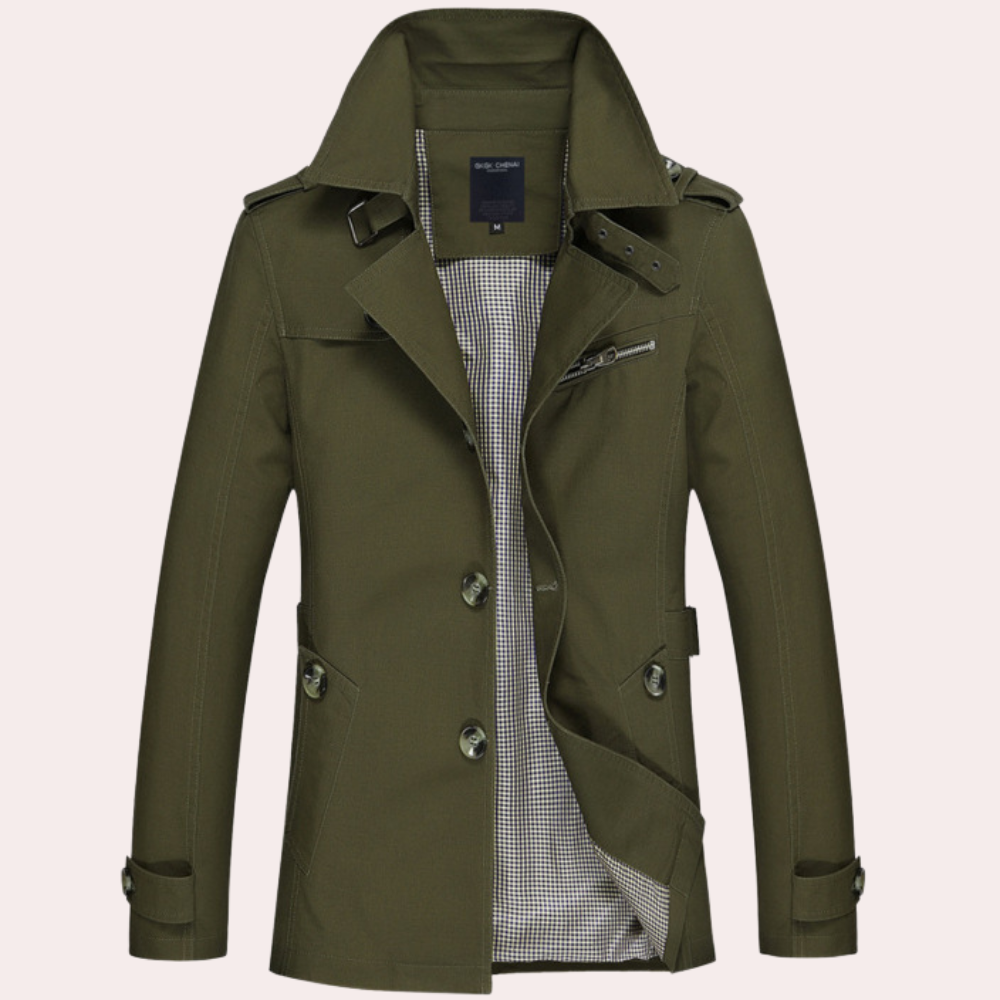 Bakfra: Elegant herre trenchcoat med belte i livet, skulderklaffer og splitt. Klassisk ytterplagg for menn.
