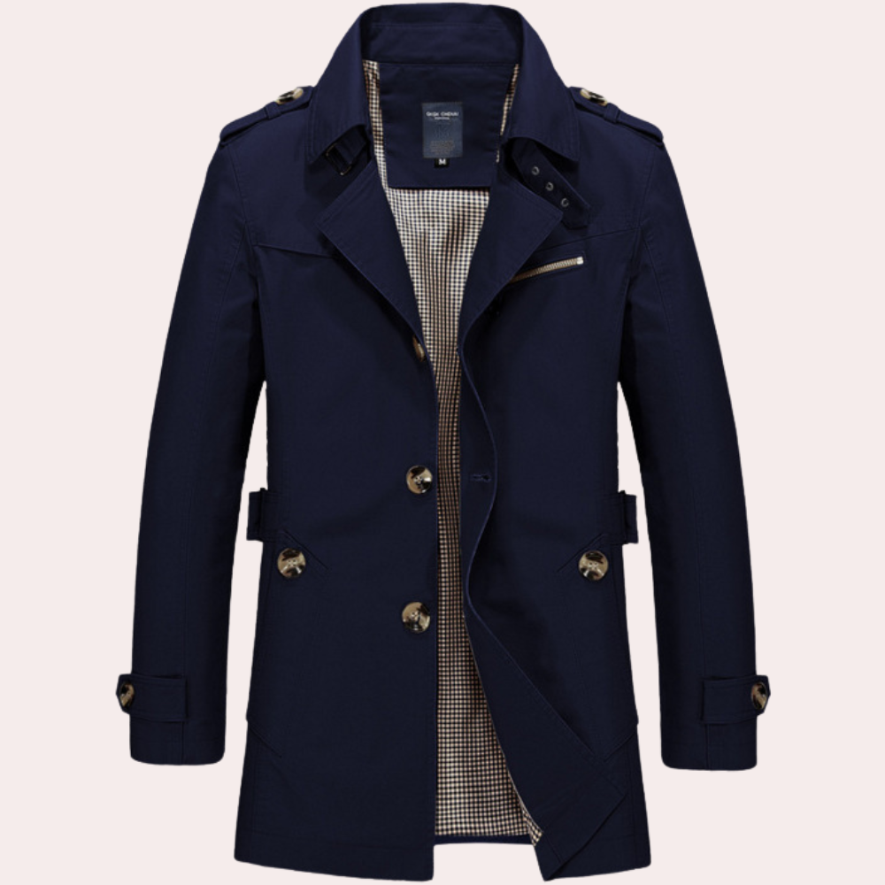 Stilig mann i klassisk trenchcoat over dresskjorte, klar for jobb eller fritid. Allsidig høstjakke for menn.