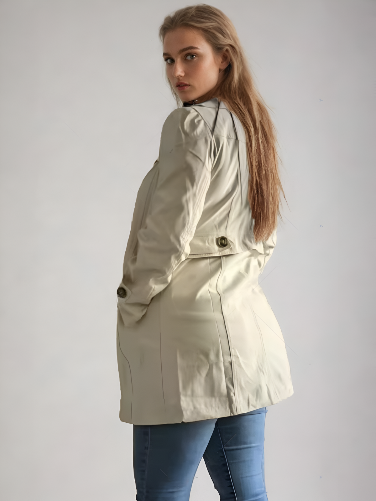 Elegant svart kvinners trenchcoat. Klassisk allværsjakke, perfekt for tidløs eleganse og komfortabel stil.
