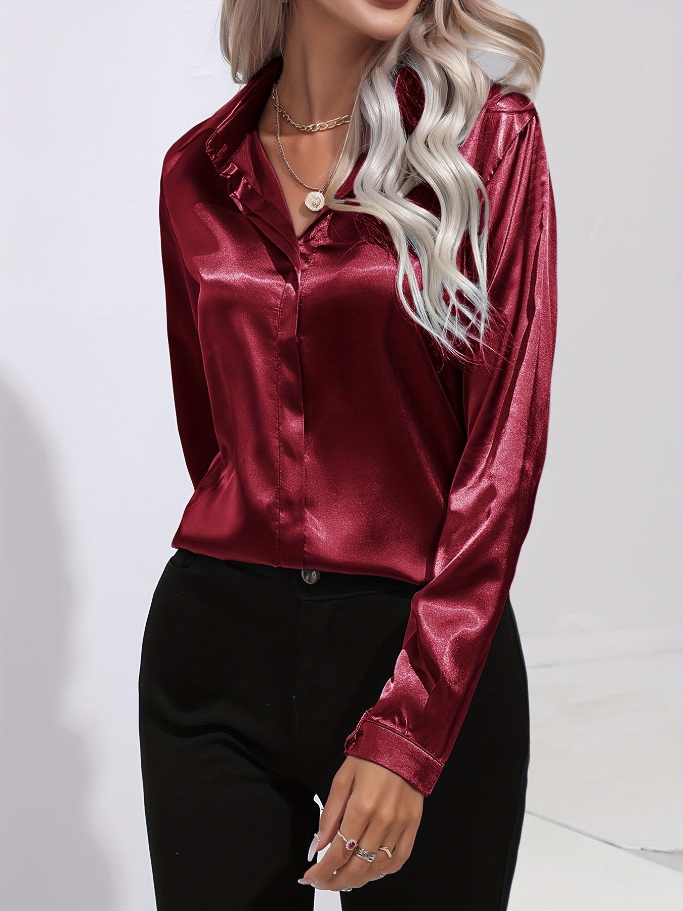 Damebluse i klassisk stil, laget for komfort og langvarig eleganse; en smart investering for kvinner.