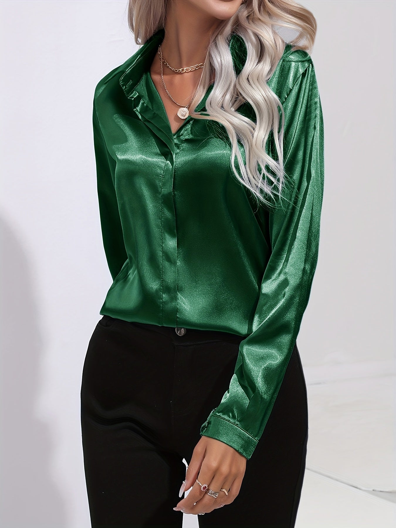Frontbilde av elegant damebluse i klassisk stil, perfekt for både hverdag og festlige anledninger.