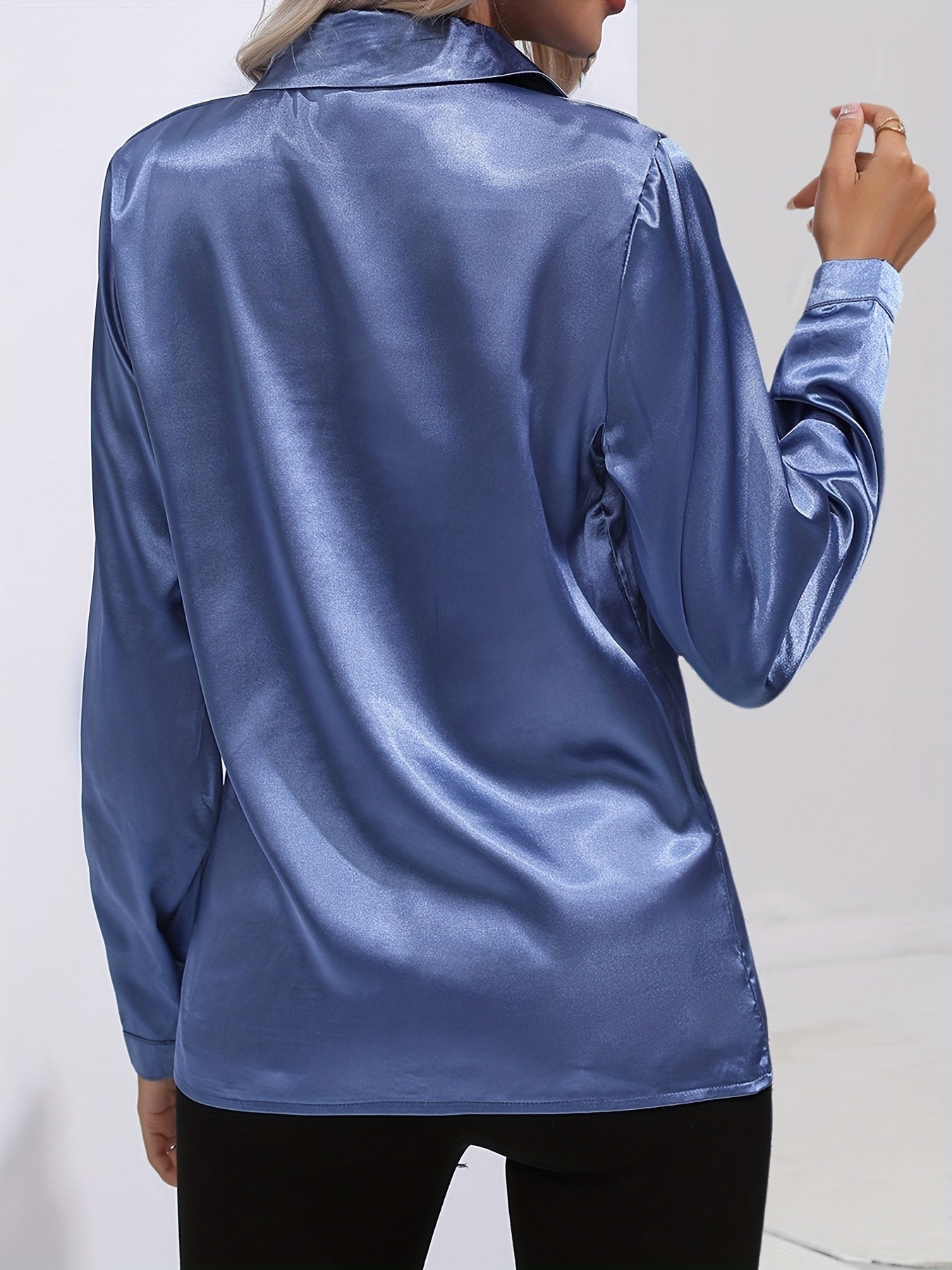 Elegant langermet damebluse som passer perfekt til kontorantrekk og festlige anledninger.