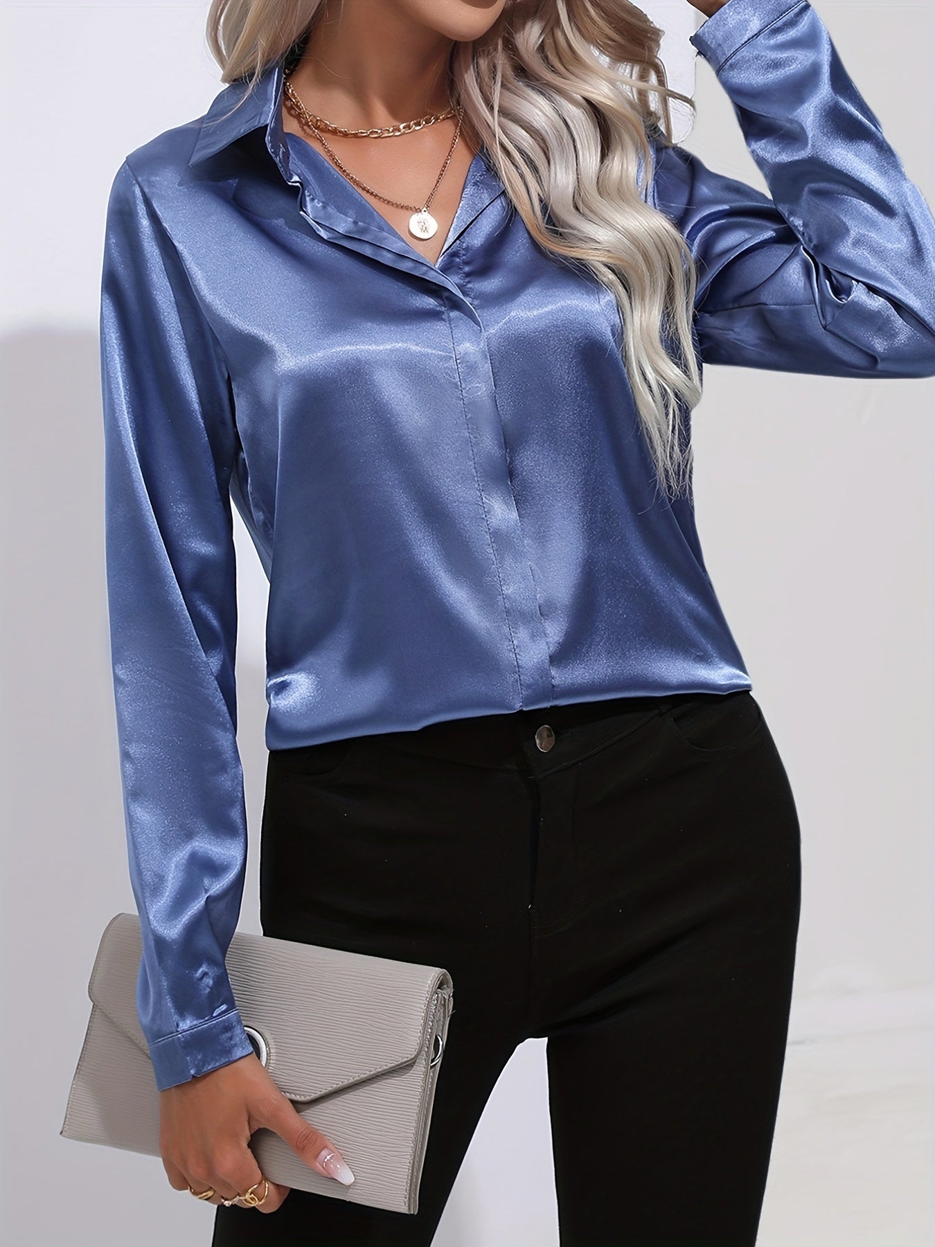 Formell og elegant damebluse for kontoret, men også perfekt som festbluse på kveldstid.