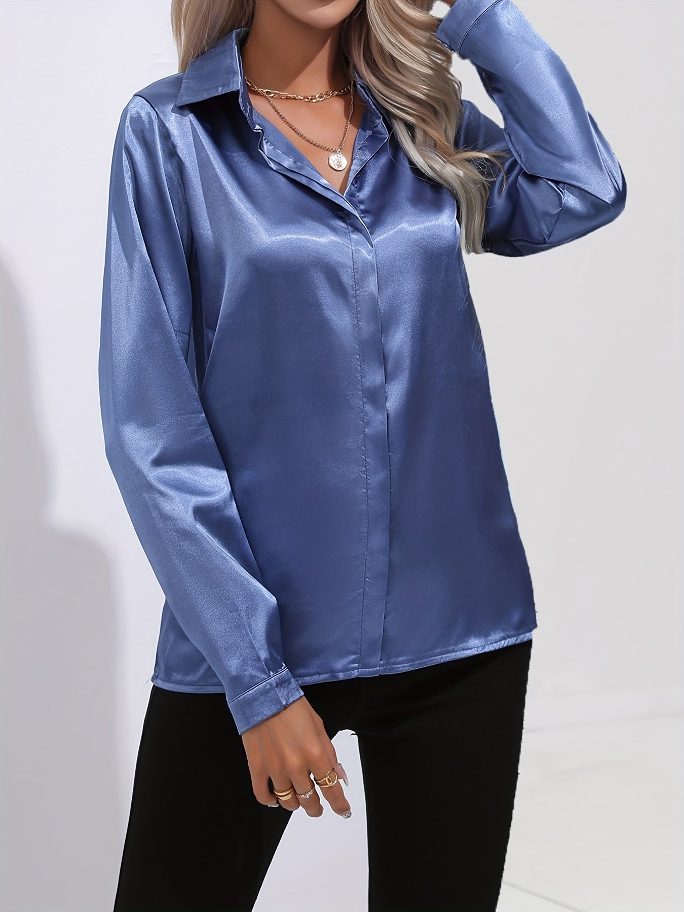 Langermet klassisk damebluse med elegant snitt, perfekt for en pyntet hverdag eller fest.