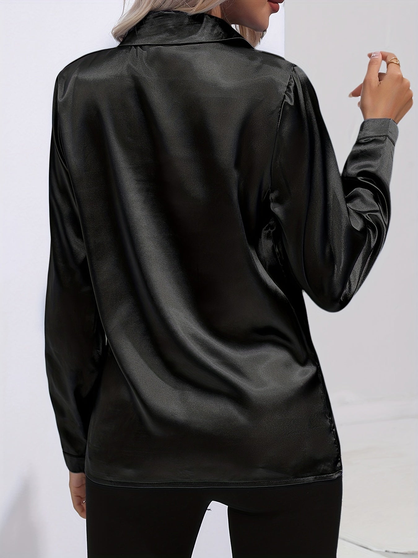 Damebluse med klassisk passform som fremhever silhuetten, elegant for enhver anledning.