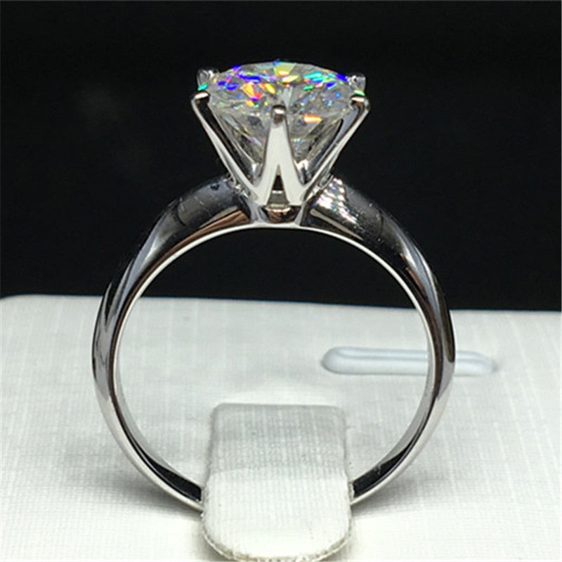 Skinnende løftering med diamant, perfekt gave til kvinner. Hvitgullbelagt sterling sølv, klassisk design.