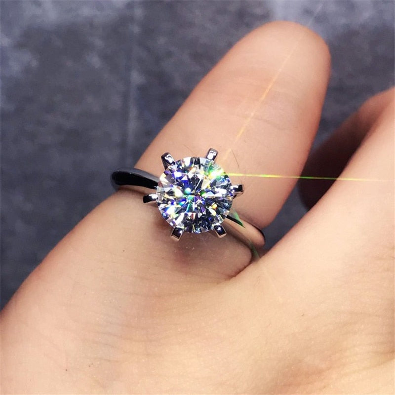 Vakker diamantring som løftering eller forlovelse. Klassisk design i hvitgullbelagt sterling sølv.