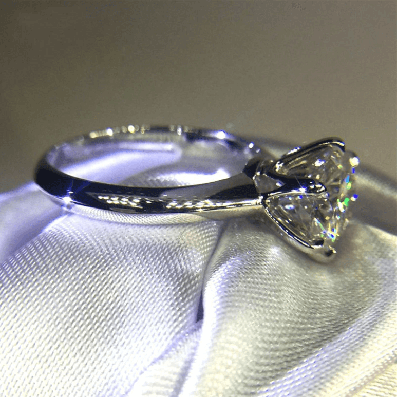 Moderne klassisk sølvring for kvinner, hvitgullbelagt med glitrende diamant-look. Perfekt til hverdags.