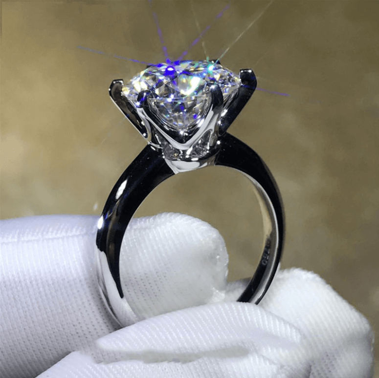 Tidløs løftering til kvinner i hvitgullbelagt sterling sølv. Med glitrende diamant, varig elegant.