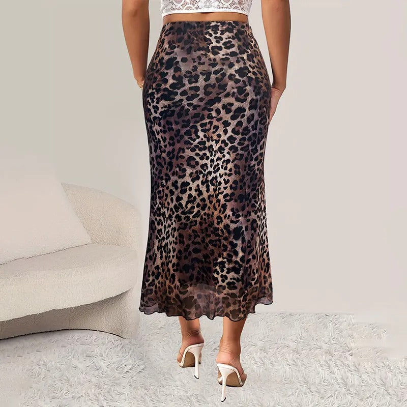 Elegant dameskjørt med lekent leopardmønster. Høytaljet a-linje design, ideelt som moderne festskjørt.