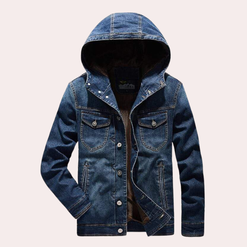 Allsidig herre denimjakke, ideell som avslappet yttertøy for både vår og høst. Tidløs stil og komfort.
