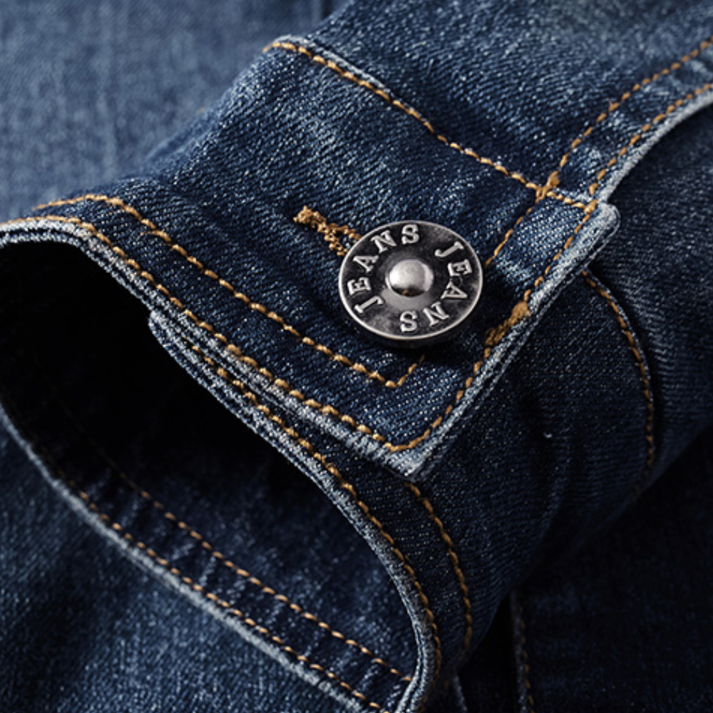 Robust herre denimjakke, et essensielt ytterplagg for tidløs stil. Komfortabel og slitesterk for allsidig bruk.